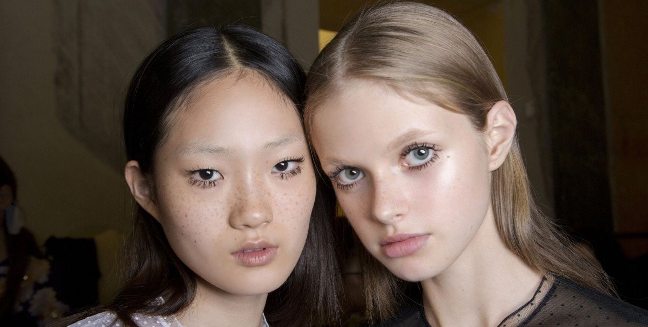 Πώς να κάνετε τις βλεφαρίδες σας να φαίνονται πιο μακριές 