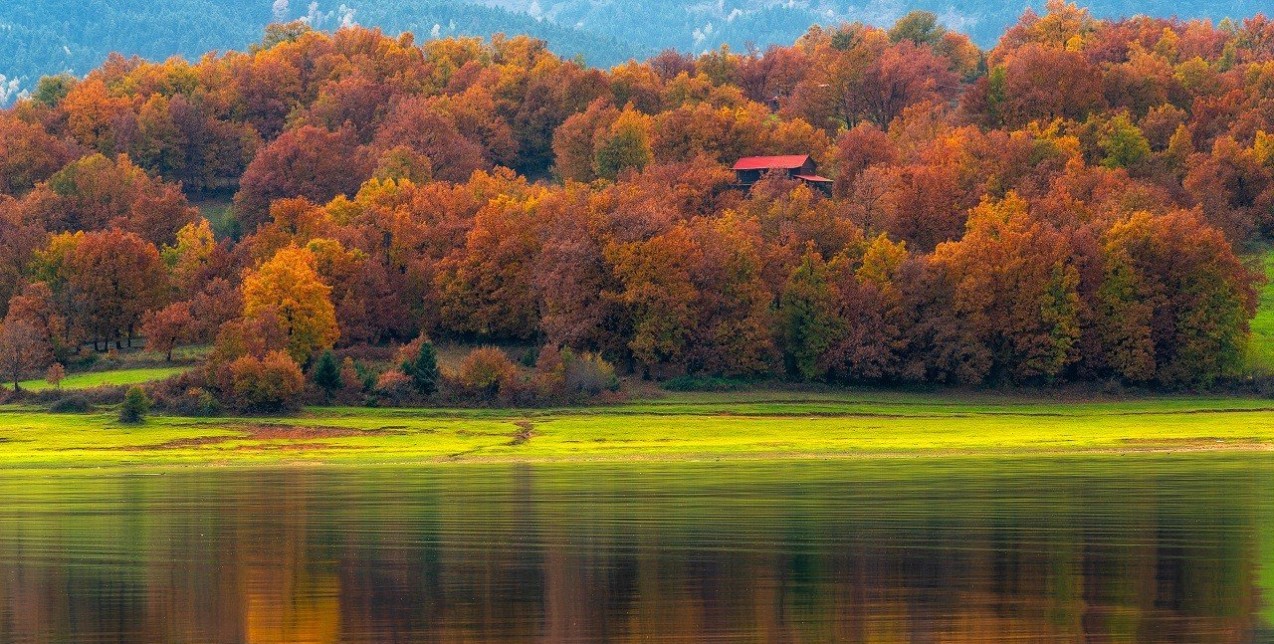 Fall Mode On: Οι πιο εντυπωσιακές λίμνες της Ελλάδας που αξίζουν μία θέση στην bucket-list σας