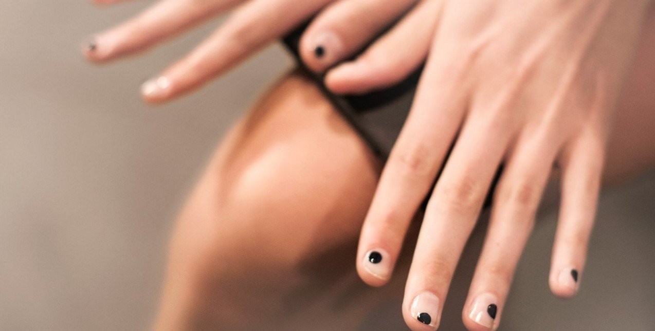 Τα fall nail trends για εσάς που λατρεύετε τις neutral αποχρώσεις 