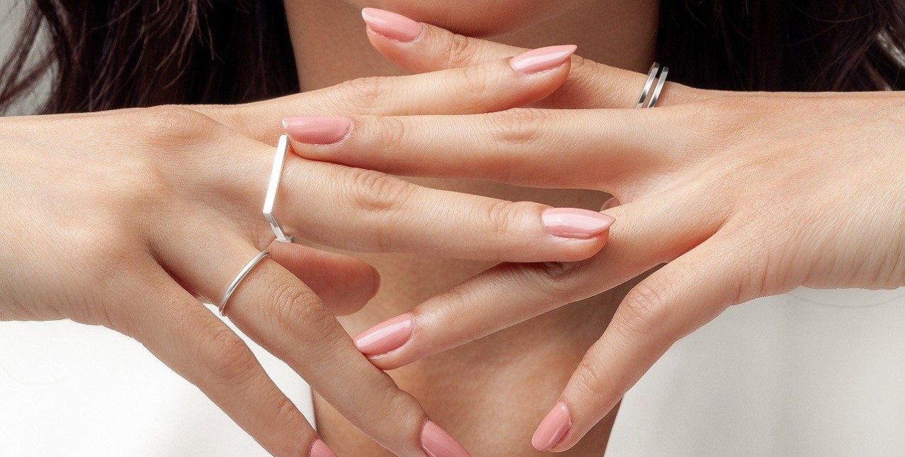 Σπάνε εύκολα τα νύχια σας; Tips για να το αντιμετωπίσετε μια και καλή 