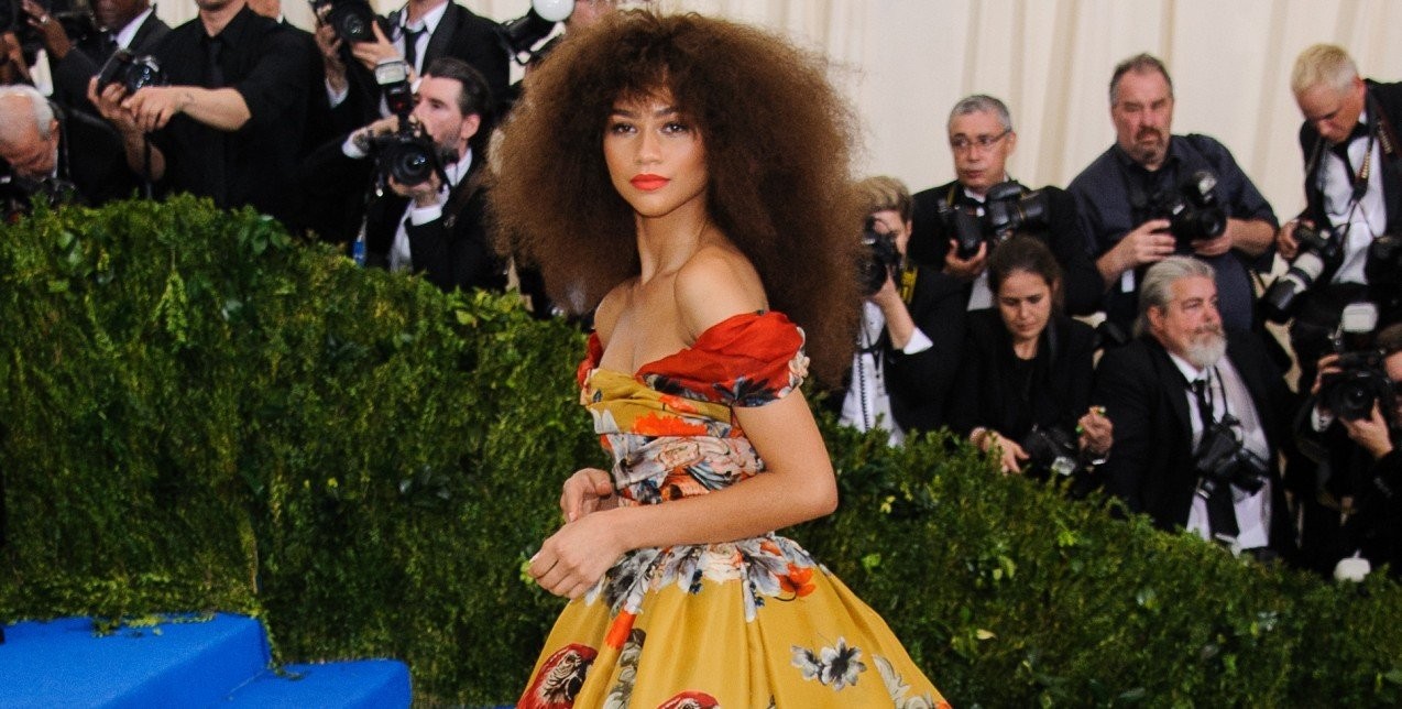 Σγουρά μαλλιά: Πώς να τα τιθασεύσετε με επιτυχία 