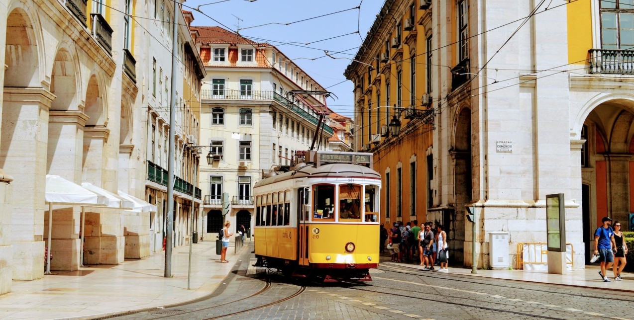 Λισαβόνα: Ένα ταξίδι στα ατελείωτα ηλιοβασιλέματά της με θέα τον Ατλαντικό