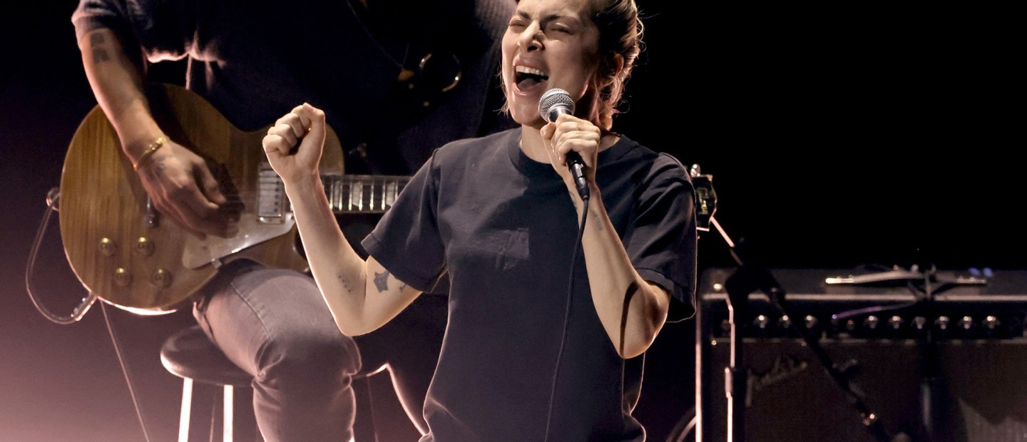 Η ανατρεπτική εμφάνιση της Lady Gaga με sneakers και τζιν στη σκηνή των Oscars 