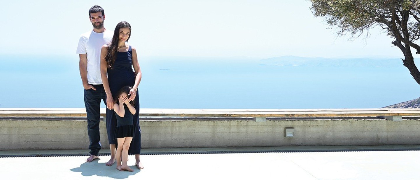 Ερμηνεύοντας το τοπίο, με τη ματιά της designer Λύδιας Βουσβούνη στην κατοικία της οικογένειας Κούρκουλα στην Τζια