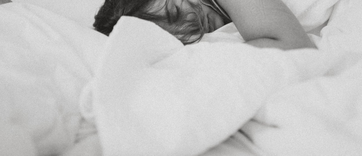 Να γιατί ο ύπνος στη δεξιά πλευρά μπορεί να είναι κακός για την υγεία σας