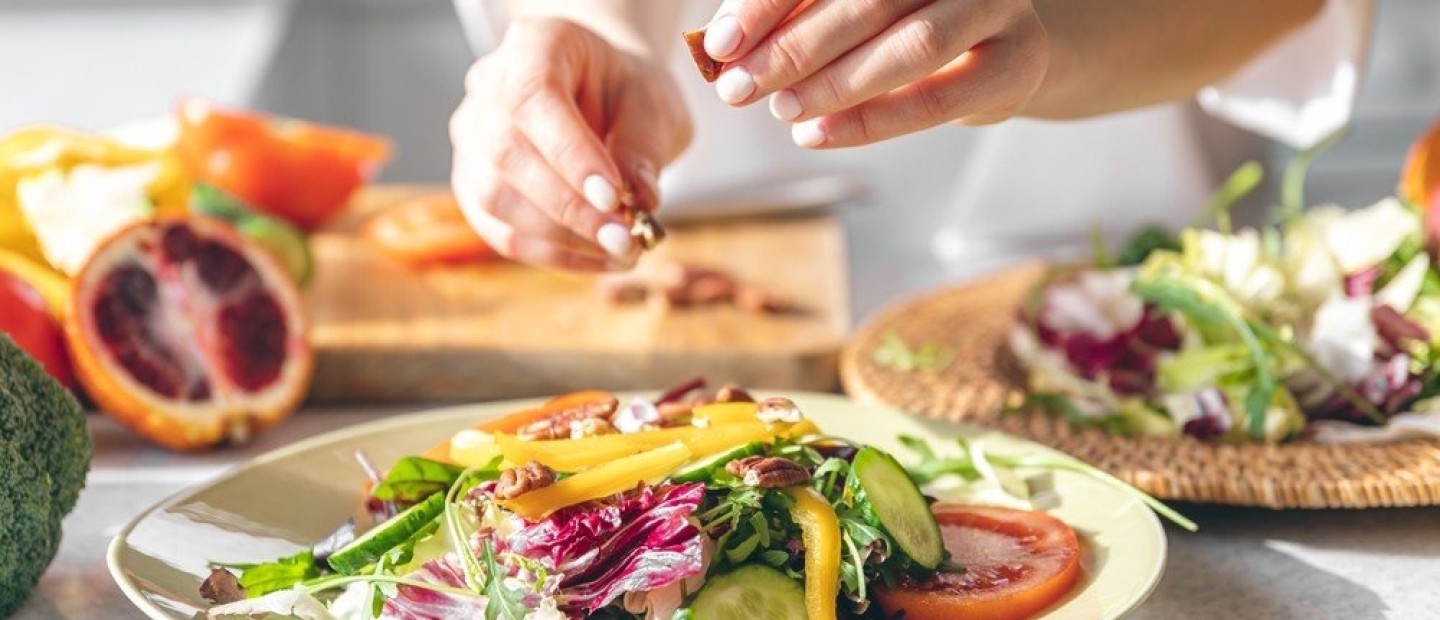 Ιδανικές καλοκαιρινές σαλάτες για τις ημέρες με πολλή ζέστη 