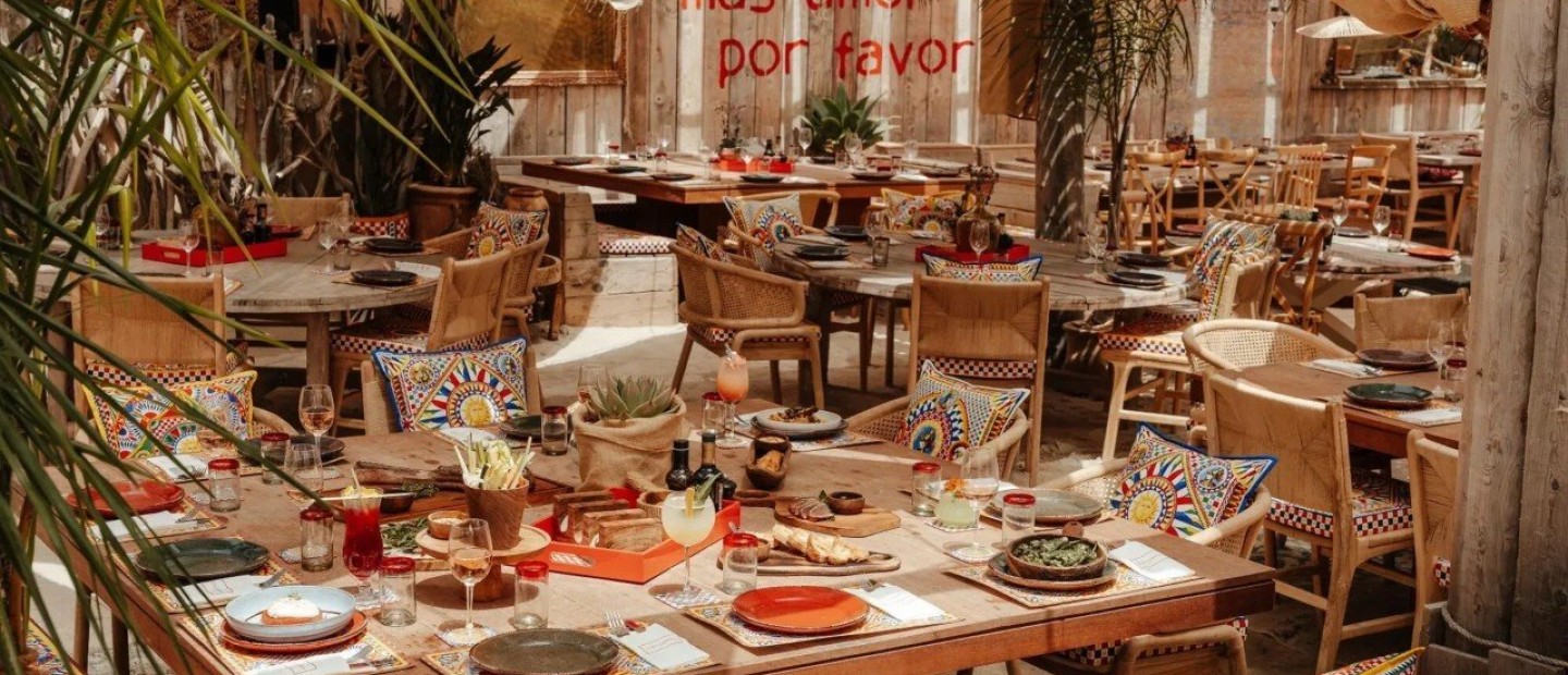 The eclectic summer collab: Ο Οίκος Dolce & Gabbana συναντά τον εκλεπτυσμένο κόσμο του restaurant Casa Amor Saint-Tropez