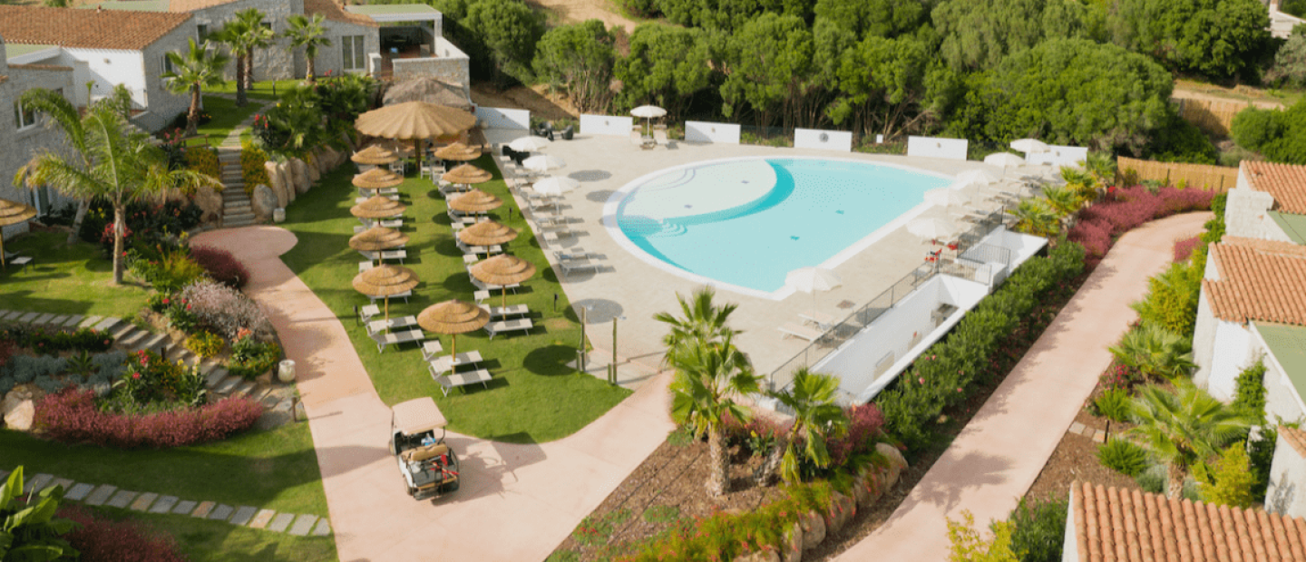 Το Cala Sinzias Resort στη Σαρδηνία μας μυεί σε μια καθημερινότητα μακριά από το στρες
