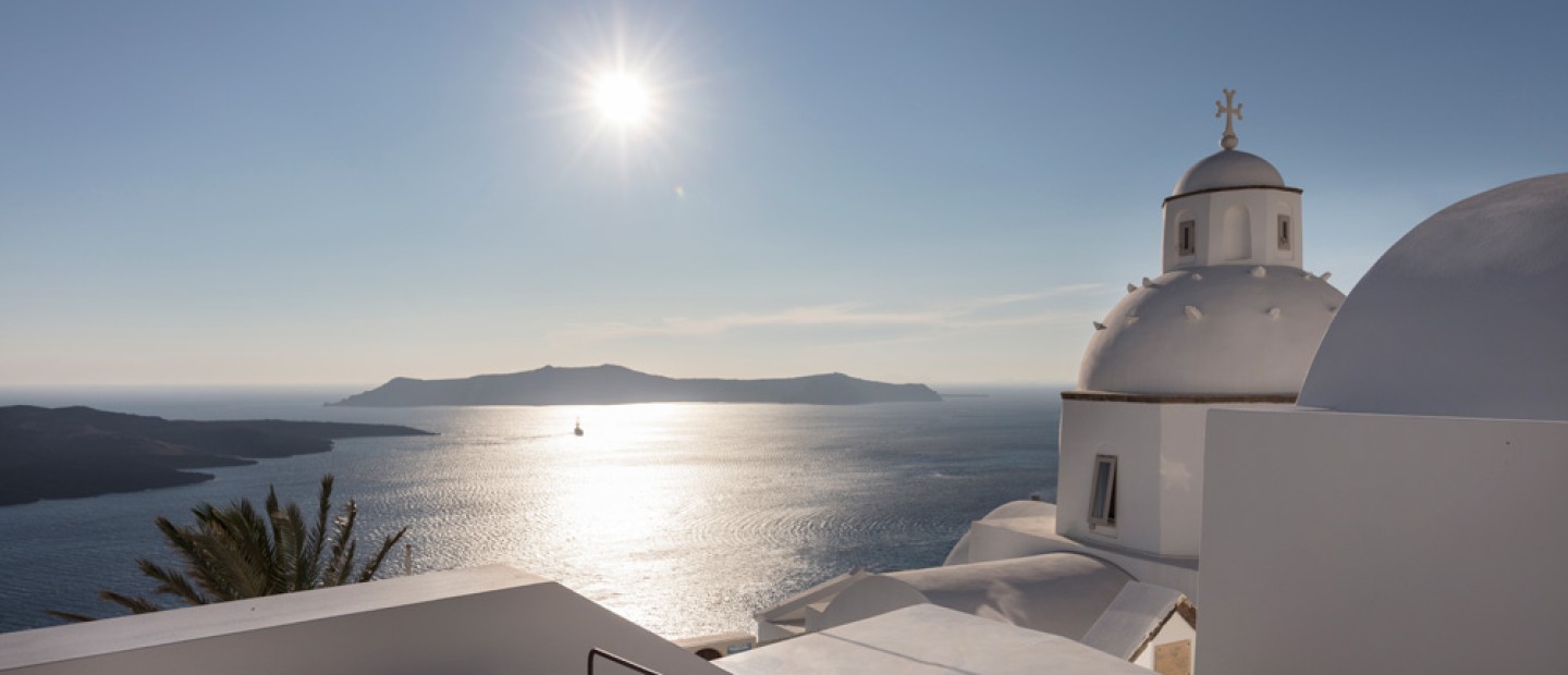 Ένα σπίτι στα Φηρά απολαμβάνει το πιο μαγικό ηλιοβασίλεμα του πλανήτη