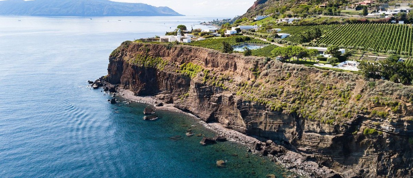 Ένας αρχαίος φάρος στο νησί Salina της Σικελίας μεταμορφώθηκε σε ένα σύγχρονο θέρετρο