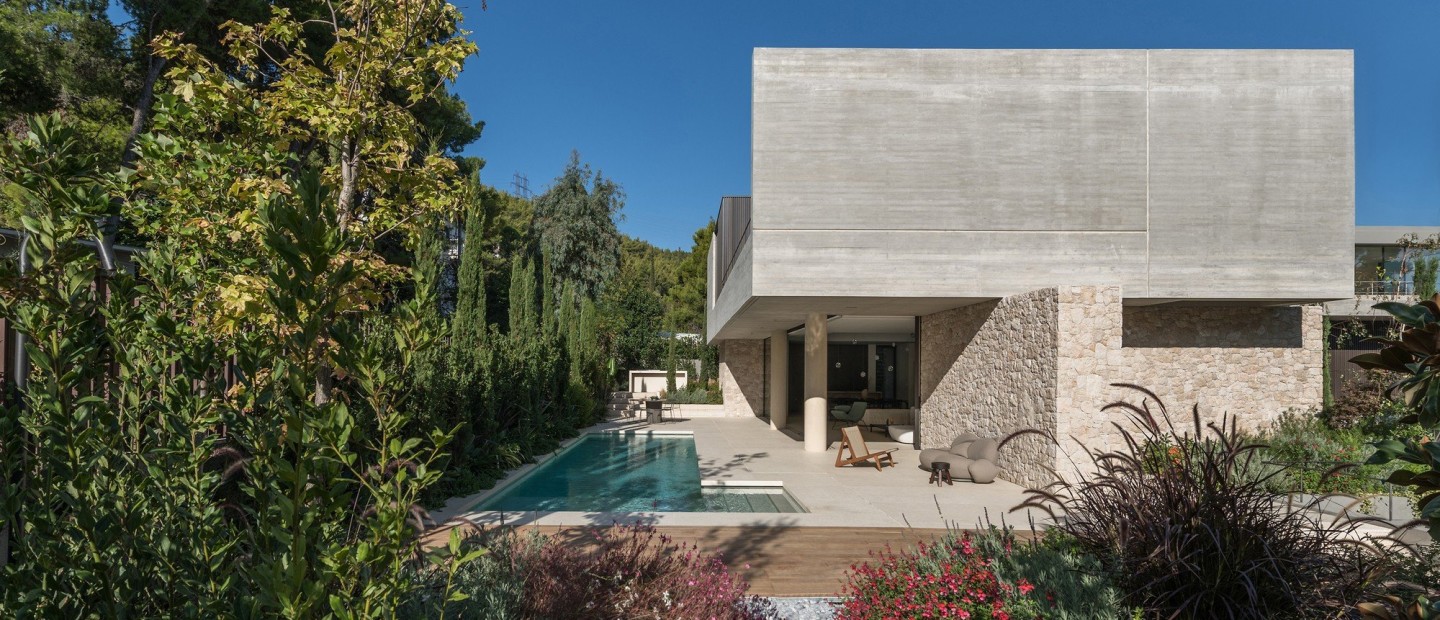 Μια κατοικία στον Διόνυσο σχεδιάστηκε ως ένα μινιμαλιστικό σύγχρονο καταφύγιο λίγο έξω από την Αθήνα