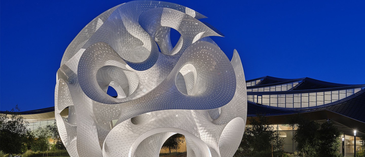 Το installation 'The Orb' της Google προσφέρει χώρο για περισυλλογή και επικοινωνία στα γραφεία της στην California 