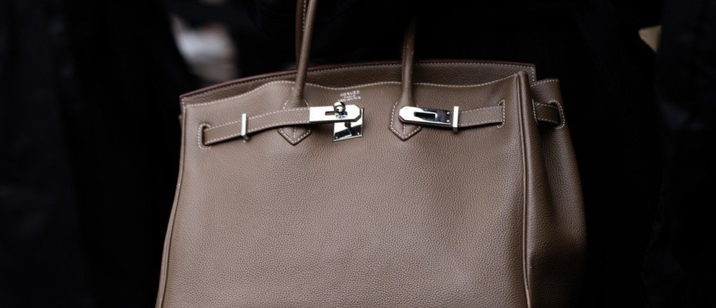 Hermès Birkin: Η τσάντα-«τρόπαιο» που όλοι επιθυμούν, αξίζει την αναμονή; 