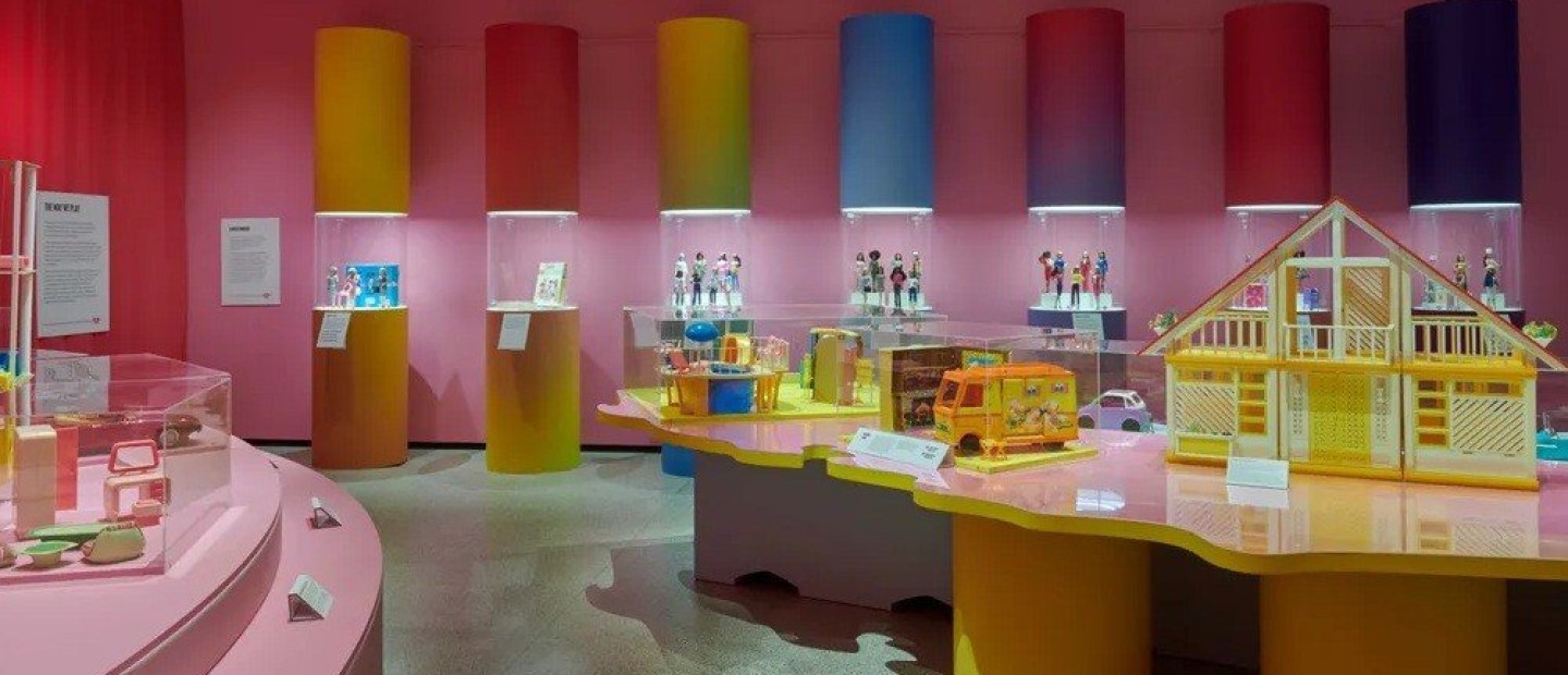Η έκθεση Barbie στο Design Museum παρουσιάζει τη σχεδιαστική εξέλιξη της εμβληματικής κούκλας