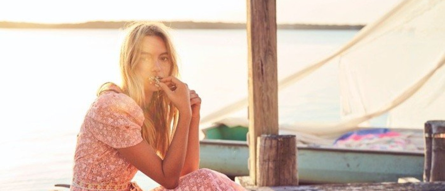 Sunkissed & Stylish: Τα καλοκαιρινά χρώματα που θα αναδείξουν το μαύρισμά σας