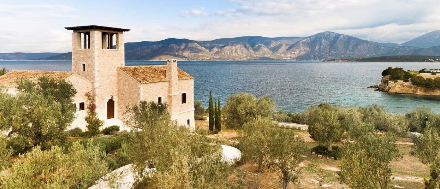 Mια ονειρεμένη βίλα στο Πόρτο Χέλι βρίσκει τις ιδανικές ισορροπίες ανάμεσα στο παρελθόν και το παρόν