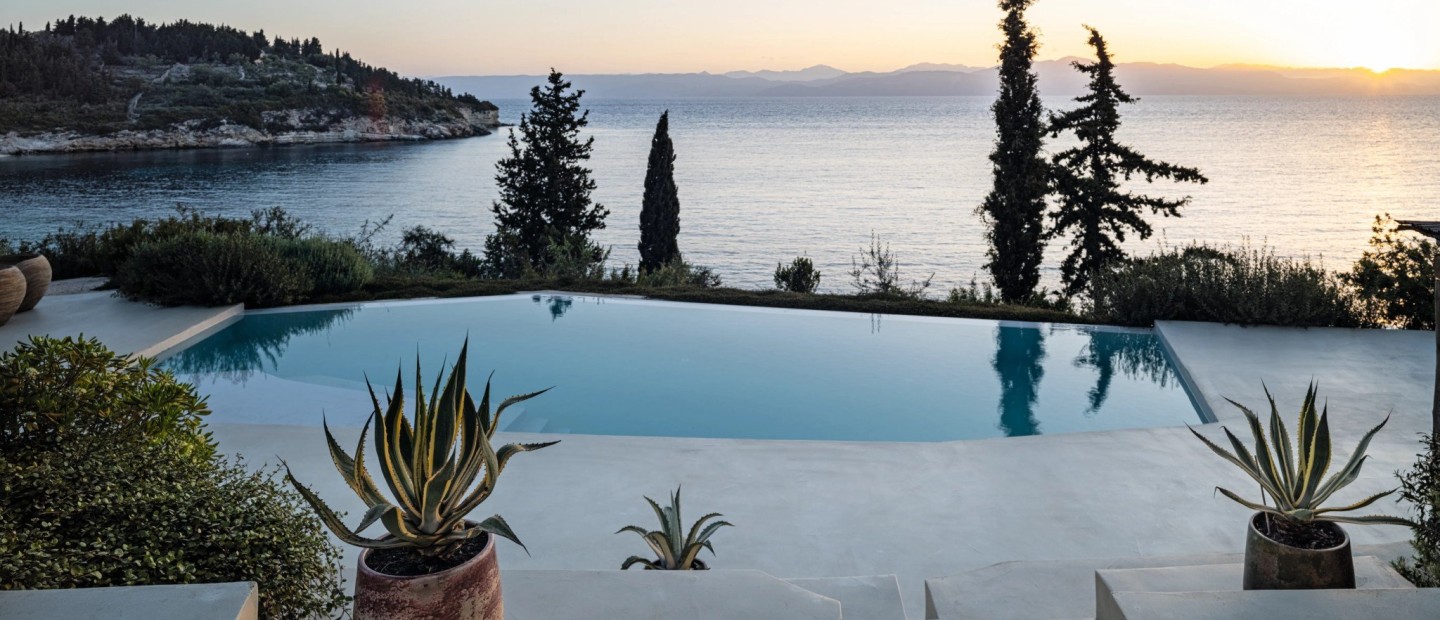 Στους καταπράσινους Παξούς μια σύγχρονη βίλα με κοσμοπολίτικο χαρακτήρα απολαμβάνει τα δώρα της φύσης