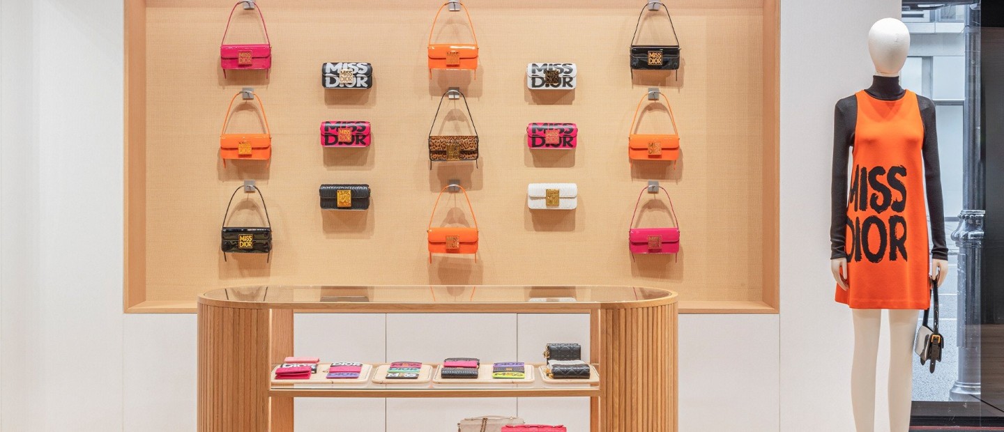 Η Miss Dior άνοιξε ένα extra stylish pop-up στο Harrods για τον Αύγουστο