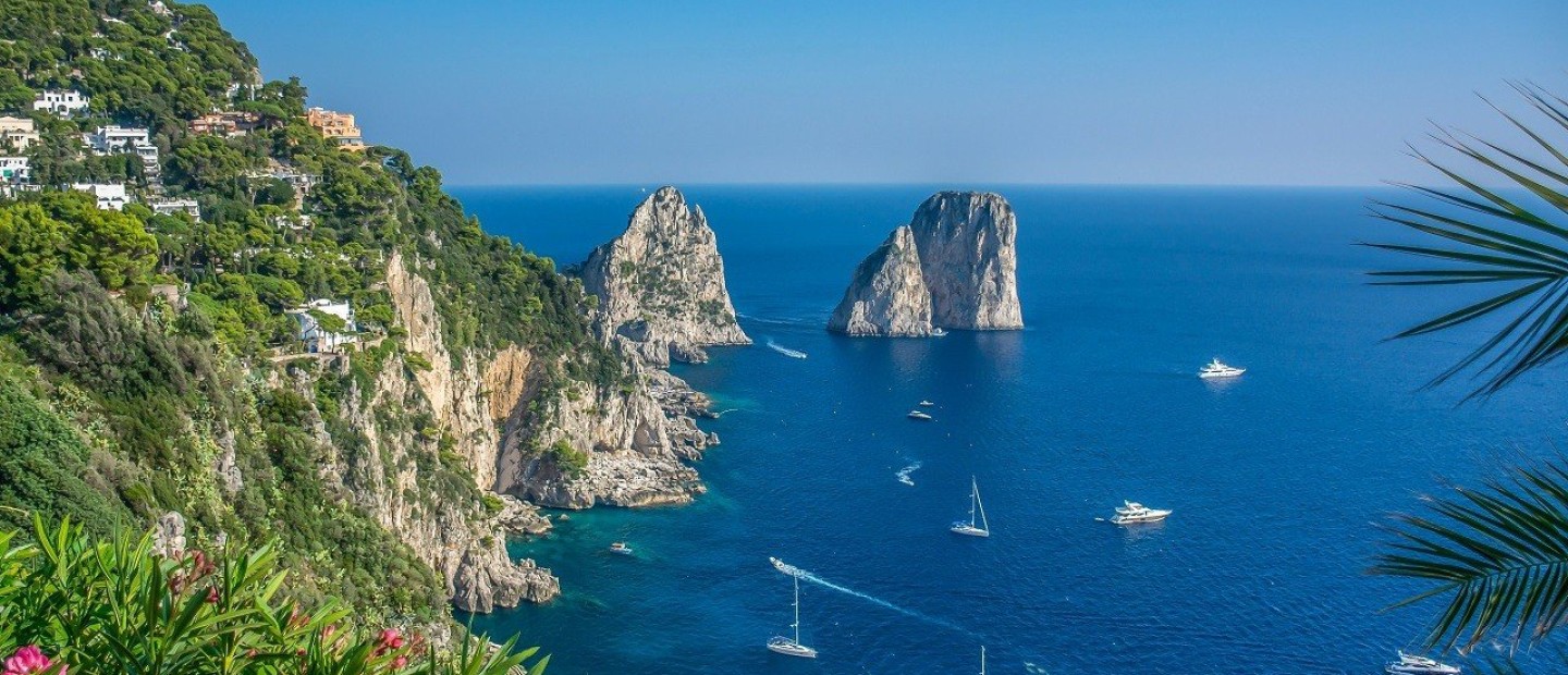 Τα τρία νησιά απέναντι από τη Νάπολη που προσφέρονται για πολυτελείς αποδράσεις 