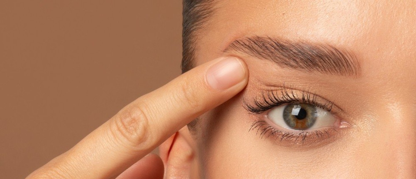 Thick eyebrows: Πώς να τα αποκτήσετε φυσικά και με μακιγιάζ