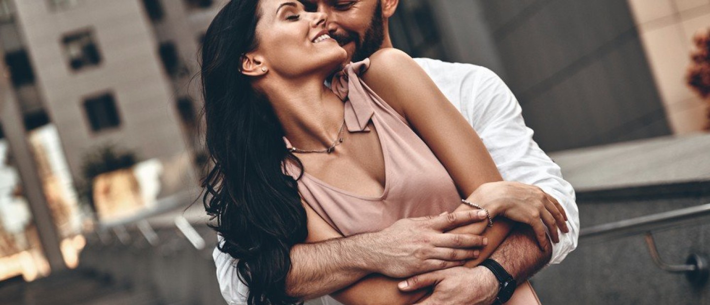 Καλοκαιρινό φλερτ: Οι τεχνικές που θα σας βοηθήσουν να το ζήσετε όπως το ονειρεύεστε 