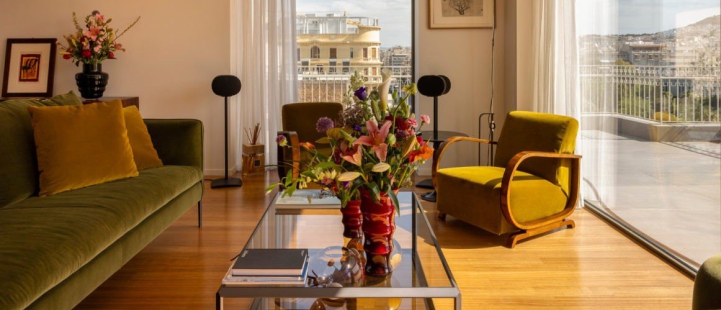 Ένα αθηναϊκό ρετιρέ με θέα σε ιστορικά ορόσημα της πόλης ανακαινίστηκε υποδειγματικά 