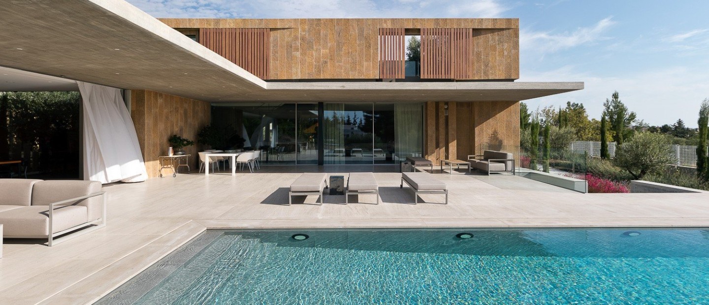 Μια σύγχρονη νέα κατοικία στο Πανόραμα Θεσσαλονίκης που κόβει την ανάσα