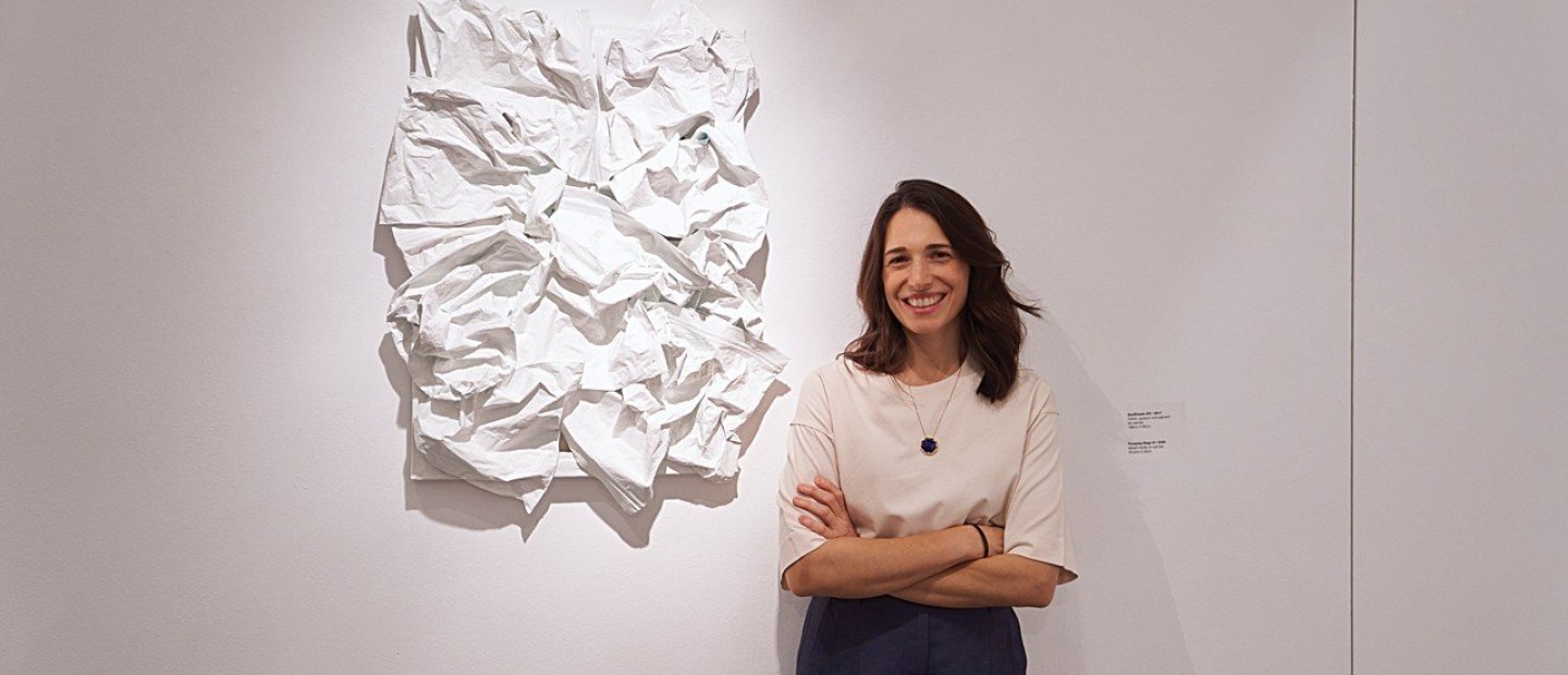 H ατομική έκθεση της εικαστικού Μαρίας Φραγκουδάκη στην The Blender Gallery θίγει τη σύνδεση, την οικειότητα στη σχέση μητέρας-παιδιού