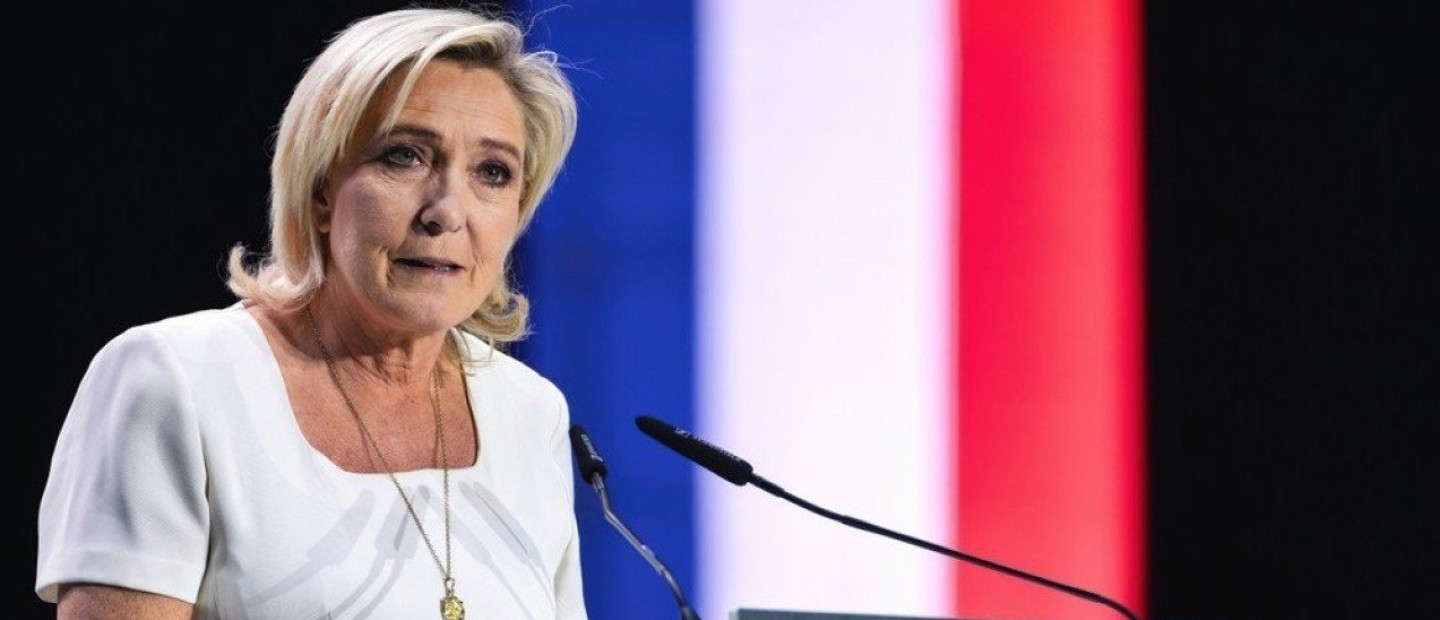 Στο εδώλιο η Marine Le Pen: Η ηγέτιδα της γαλλικής ακροδεξιάς βρίσκεται αντιμέτωπη με σοβαρές κυρώσεις