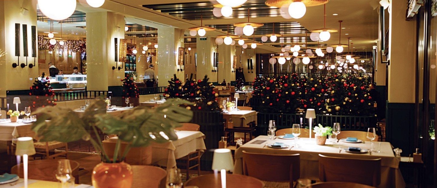 Η Ακτή Ντοβίλ με θέα σχεδόν σε ολόκληρη τη Θεσσαλονίκη, ﻿σας προσκαλεί να γιορτάσετε παρέα τις παραμονές Χριστουγέννων και Πρωτοχρονιάς