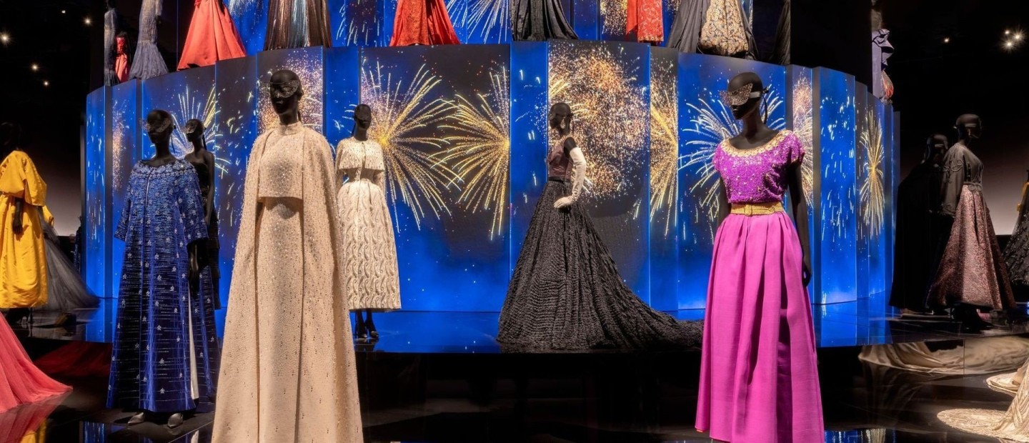 Πώς δημιουργήθηκε η έκθεση 'Christian Dior: Designer of Dreams' στo Εθνικό Μουσείο της Σαουδικής Αραβίας