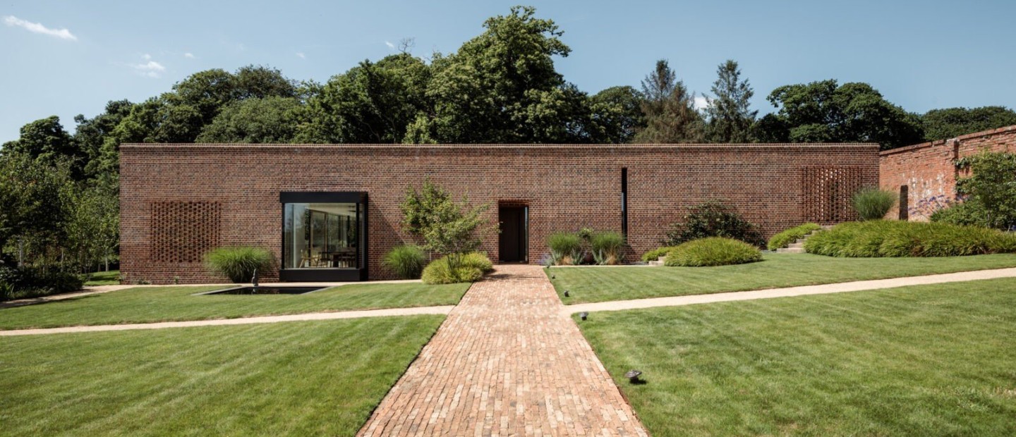 Ένας παλιός κήπος εμπνέει και κρύβει πίσω του ένα ενεργειακό σπίτι στην αγγλική ύπαιθρο