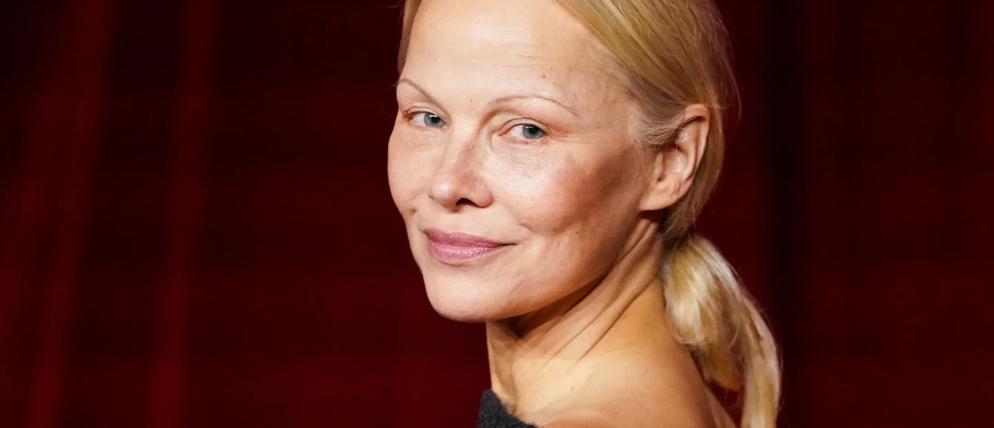 The ultimate glow up: Πώς η Pamela Anderson από sex symbol των '90s εξελίχθηκε στο απόλυτο σύχρονο θηλυκό;