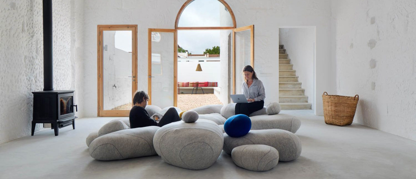 Ένα παλιό εγκαταλελειμμένο σχολείο μετατράπηκε σε έναν ατμοσφαιρικό και γαλήνιο χώρο συνεργασίας 