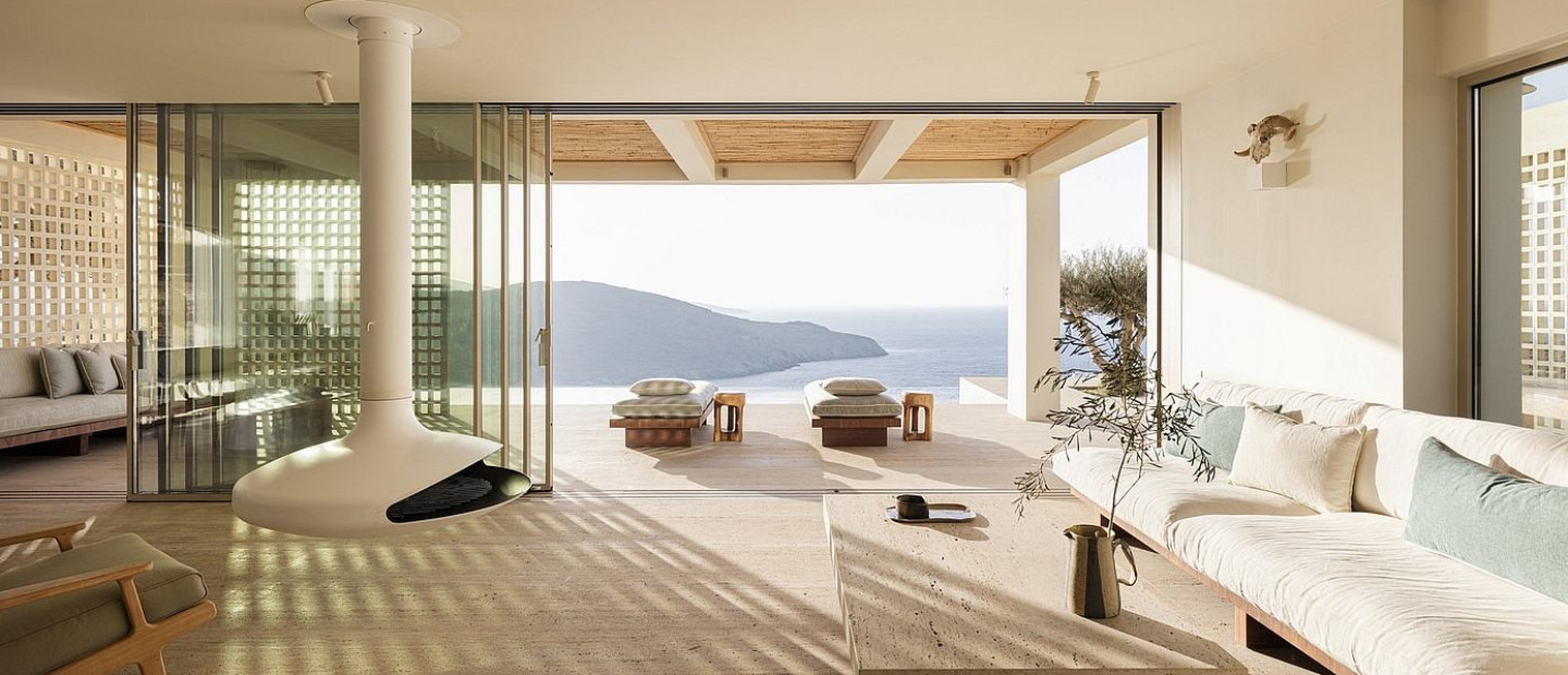 Μια σύγχρονη βίλα στην Τήνο είναι ένας ύμνος στη μεσογειακή φύση με απίστευτη πανοραμική θέα στο Αιγαίο