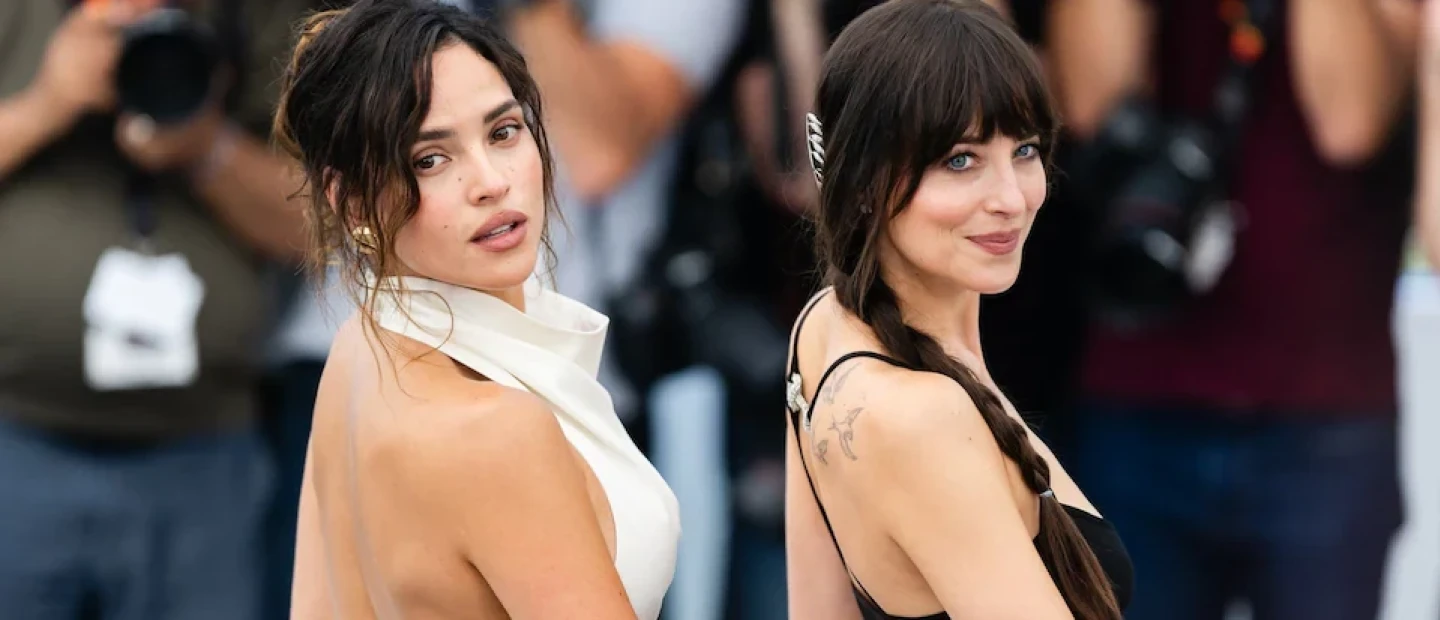 Dakota Johnson και Adria Arjona αποκαλύπτουν τη δική τους Γαλλία