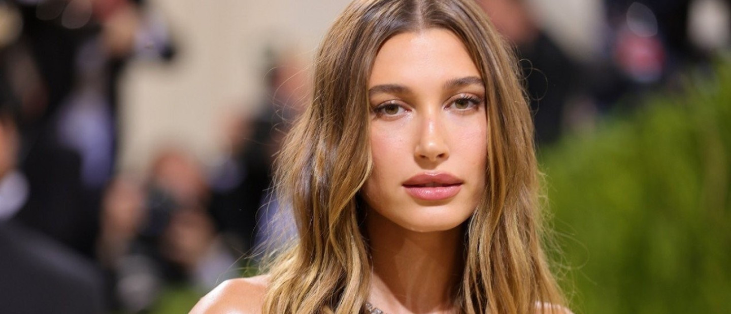 Το ελληνικό νησί που επέλεξε η Hailey Bieber για τη νέα καμπάνια της Rhode