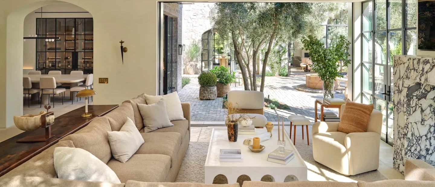 Ένα full in white σπίτι στο Λος Άντζελες με αισθητική που μαγνητίζει 