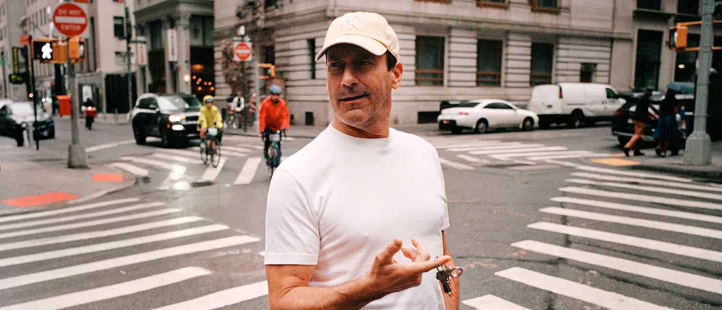 Jon Hamm στο W Magazine: «Η μητέρα μου έφυγε νωρίς από τη ζωή, αλλά μου έμαθε να δοκιμάζω τα πάντα»