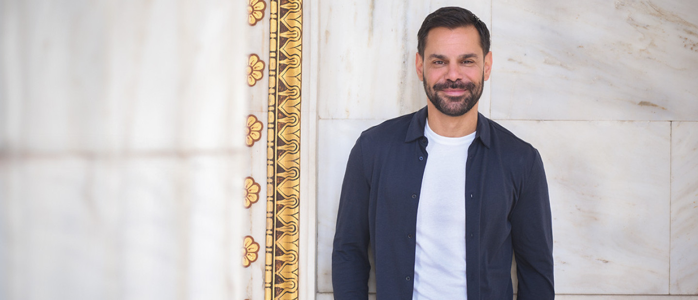 O πολυδιάστατος Αλέξανδρος Κασσανδρινός συζητά μαζί μας για το πώς η Τέχνη μπορεί να λειτουργήσει ως πράξη κοινωνικής ευθύνη﻿ς