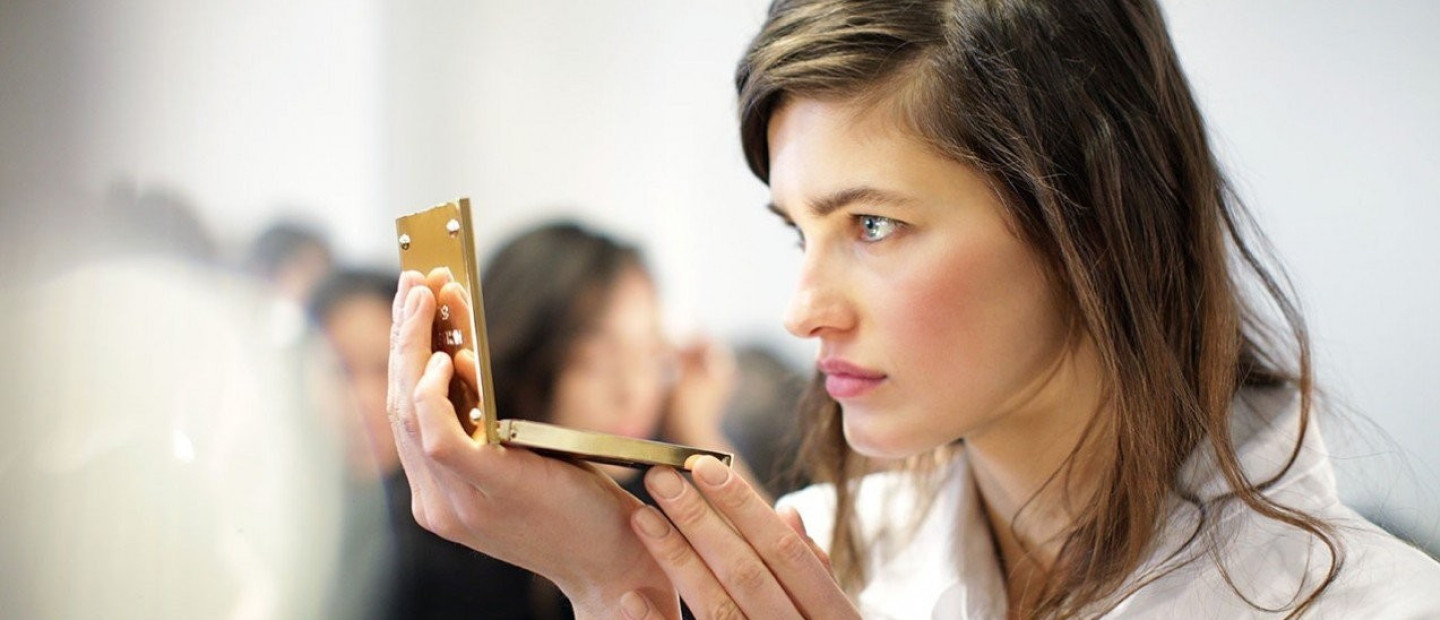 Λεπτά χείλη: Τα expert tips που θα τα κάνουν να φαίνονται πιο juicy