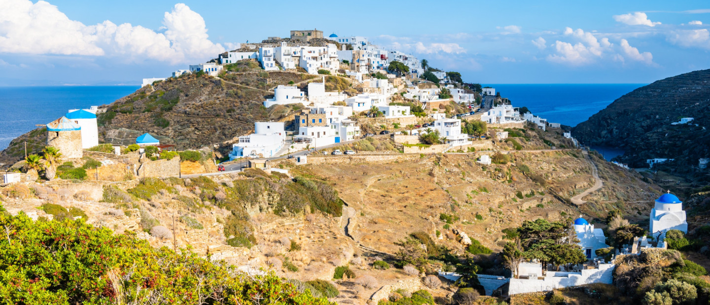 Το ﻿﻿Bring Your Chair - Cozy Festival επιστρέφει τον Αύγουστο στη Σίφνο, τιμώντας δύο σπουδαίους σκηνοθέτες