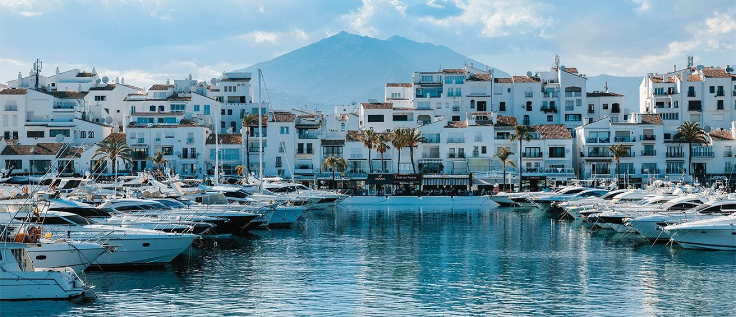 Η Ισπανική ριβιέρα ξεδιπλώνει έναν κόσμο τέχνης, αισθητικής, ελευθερίας και αιώνιου καλοκαιριού