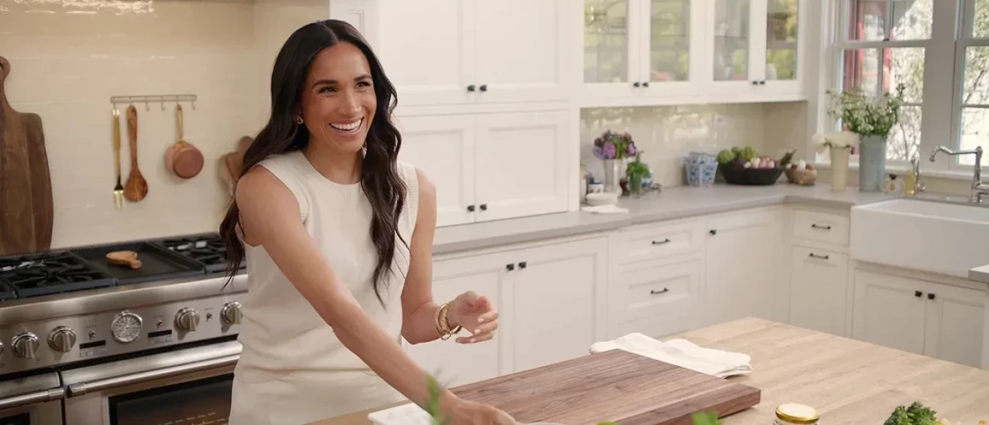 Μόλις ανακαλύψαμε το ρόφημα αποτοξίνωσης της Meghan Markle που τη βοηθά να παραμένει σε φόρμα