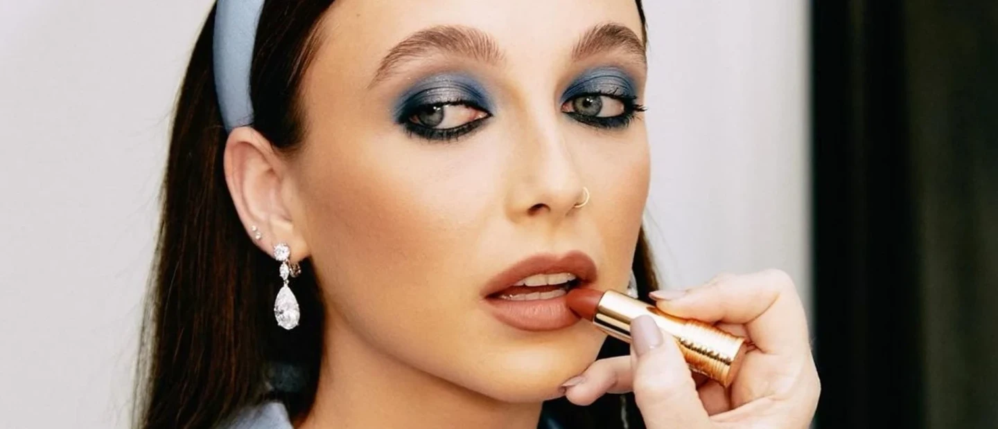 Η πιο cool απόχρωση σκιάς ματιών επιστρέφει και είναι πιο εντυπωσιακή από ποτέ 