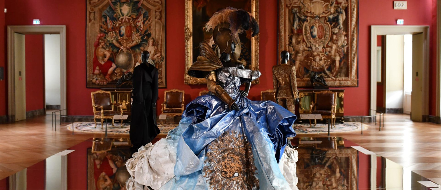 Louvre Couture: Το Μουσείο του Λούβρου κατέγραψε ρεκόρ επισκεψιμότητας στην πρώτη έκθεση Υψηλής Ραπτικής στην ιστορία του