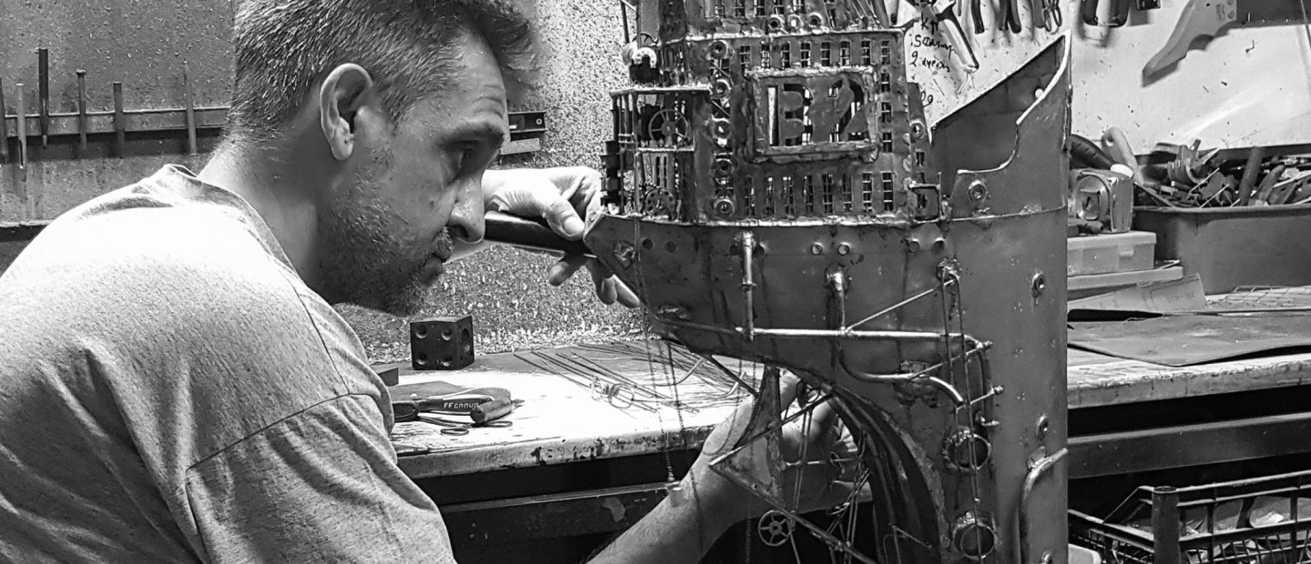 SKG Stories: Τα επιβλητικά καράβια του Παναγιώτη Πουγαρίδη «ρίχνουν άγκυρα» στις Βιτρίνες Τέχνης ΟΤΕ