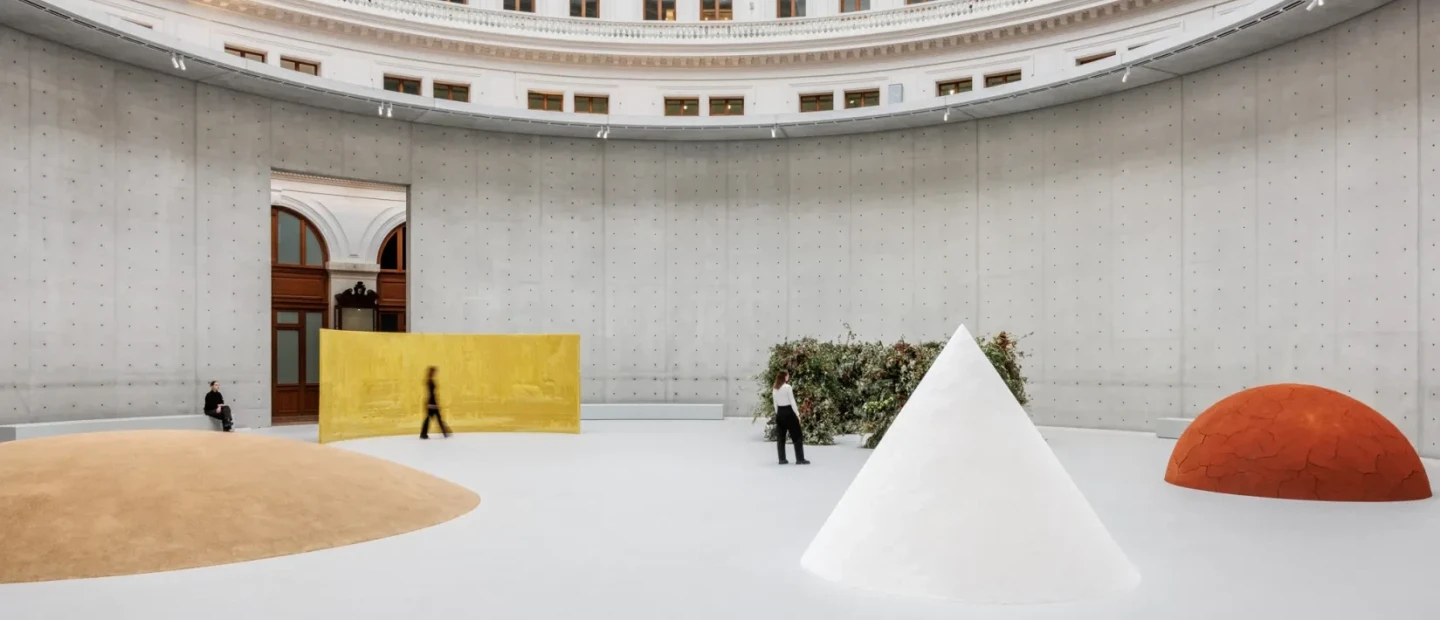 Chryssa & Iannis Xenakis σε μια σπουδαία έκθεση αφιερωμένη στον μινιμαλισμό στο Bourse de Commerce - Pinault Collection