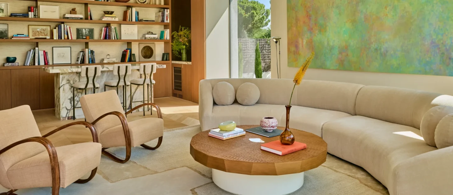 Άπλετο φως, εκλεπτυσμένο design και μια πλούσια παλέτα χρωμάτων συνθέτουν αυτήν την κατοικία στη Μαδρίτη