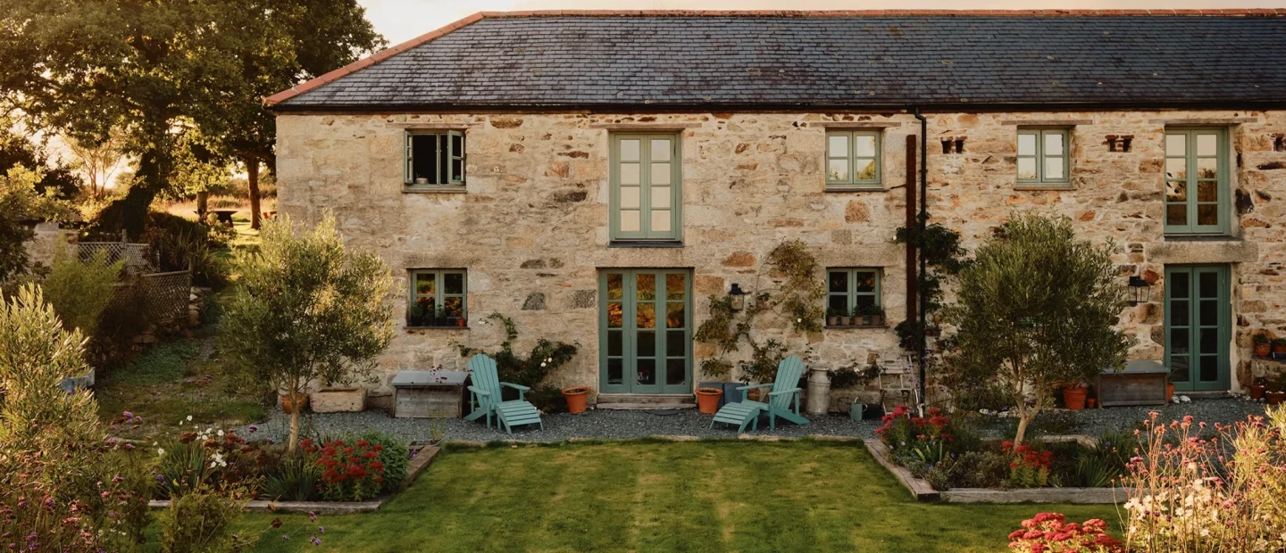 Ένας παλιός αχυρώνας στην Κορνουάλη μετατράπηκε σε μια οικογενειακή κατοικία γεμάτη αντίκες